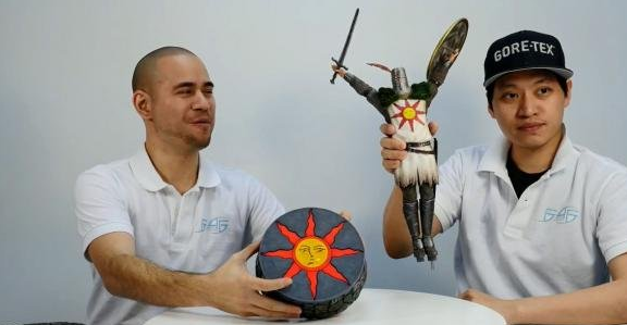 关灯之后《黑暗之魂》太阳战士索拉尔手办亮了 关灯之后《黑暗之魂》太阳战士索拉尔手办亮了