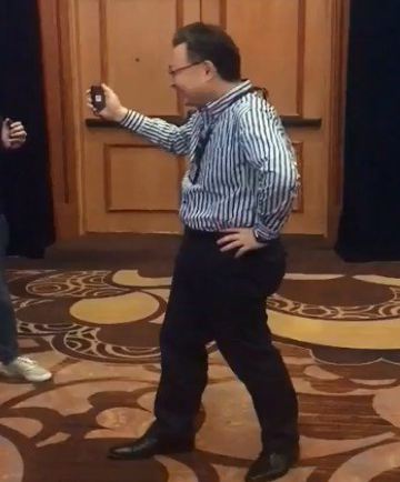索尼大BOSS现场试玩Switch挤牛奶 