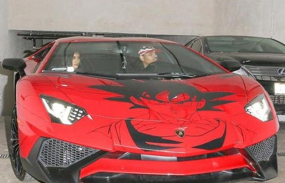 喜欢就要彰显？美流行歌手晒《龙珠》版兰博基尼遭骂