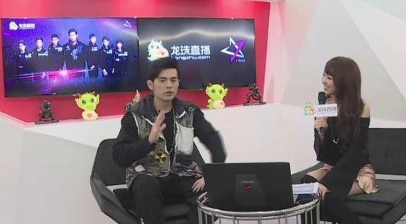 一年前，周杰伦作为《英雄联盟（League of Legends）》代言人曾在客户端开启过一次直播，让我们见识了国服第一剑圣的风采，直播人气也突破了一千万。时隔一年，周杰伦于2月24日再度开启直播，是否会给我们带来不一样的观赏体验呢？