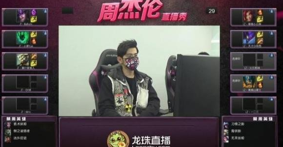 一年前，周杰伦作为《英雄联盟（League of Legends）》代言人曾在客户端开启过一次直播，让我们见识了国服第一剑圣的风采，直播人气也突破了一千万。时隔一年，周杰伦于2月24日再度开启直播，是否会给我们带来不一样的观赏体验呢？