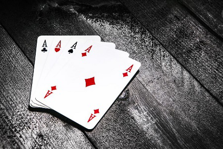 在宜兴炒地皮中有哪些实用的打牌技巧呢？